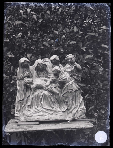 Presbytère de La Couture-Boussey (Eure), statue représentant la mise au tombeau.