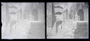 Façade d'une habitation en pierre à plusieurs niveaux.