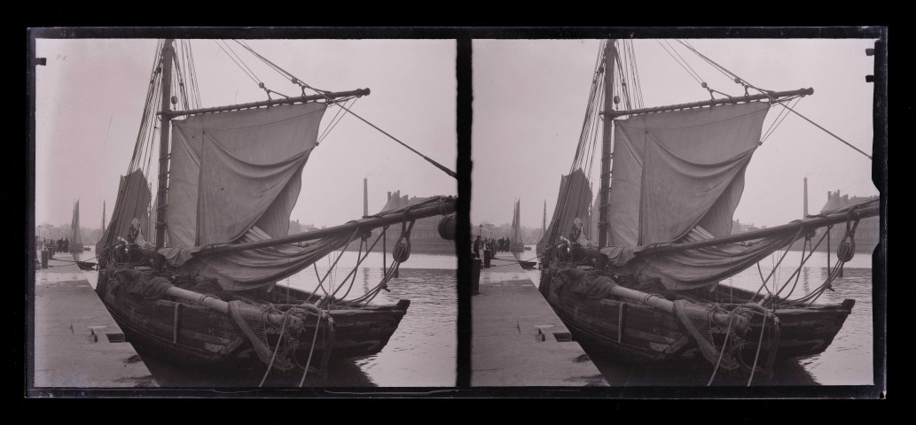 Bateaux de pêche amarrés dans le port de Trouville (Calvados).