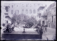 Façade et cour carrée d'une habitation traditionnelle.