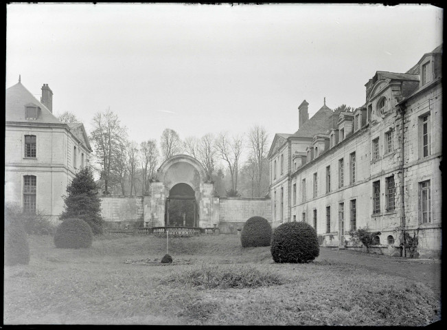 Revers du grand portail et bâtiment de l'abbaye Notre-Dame de Fontenelle de Saint-Wandrille-Rançon (Seine-Maritime).