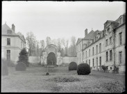 Revers du grand portail et bâtiment de l'abbaye Notre-Dame de Fontenelle de Saint-Wandrille-Rançon (Seine-Maritime).