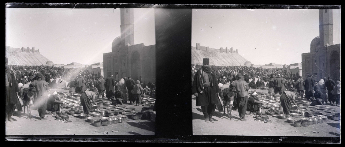 Marchands d'ustensiles de cuisine et chalands devant la mosquée de Turush à Alep (Syrie).