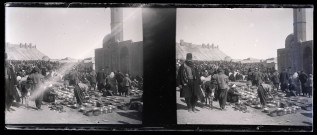 Marchands d'ustensiles de cuisine et chalands devant la mosquée de Turush à Alep (Syrie).
