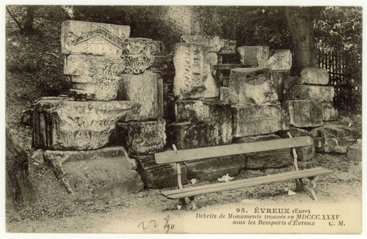 Evreux-Ville. Débris de Monuments trouvés en MDCCCXXXV sous les Remparts d'Evreux.
