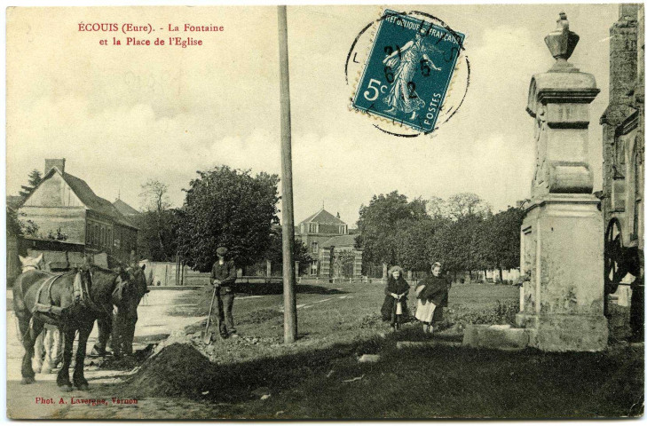 Ecouis. La Fontaine et la Place de l'Eglise.