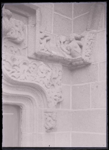 Détail des sculptures à forme humaine des frises d'un angle du petit portail de l'église Saint-Sulpice de Fougères (Ille-et-Vilaine).