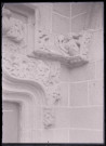 Détail des sculptures à forme humaine des frises d'un angle du petit portail de l'église Saint-Sulpice de Fougères (Ille-et-Vilaine).
