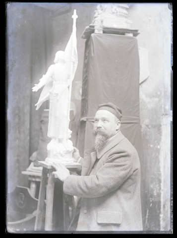 Portrait de sculpteur dans l'atelier Desvergnes.