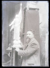 Portrait de sculpteur dans l'atelier Desvergnes.