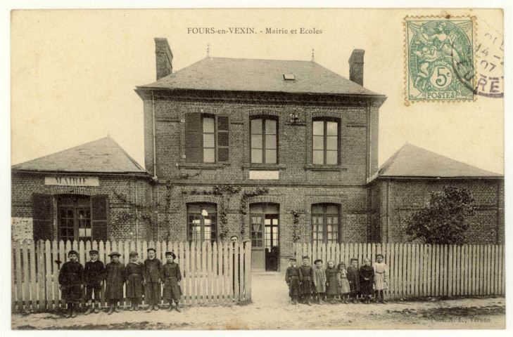 Fours-en-Vexin. Mairie et Ecoles.