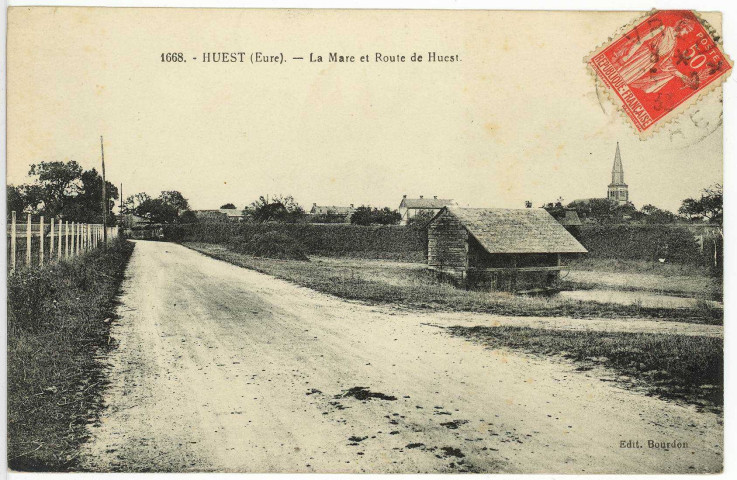Huest. La Mare et Route de Huest.