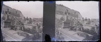 Cimetière catholique à l'abandon avec au premier-plan le caveau des familles Poittevin-Petit et Poittevin-Wrier.