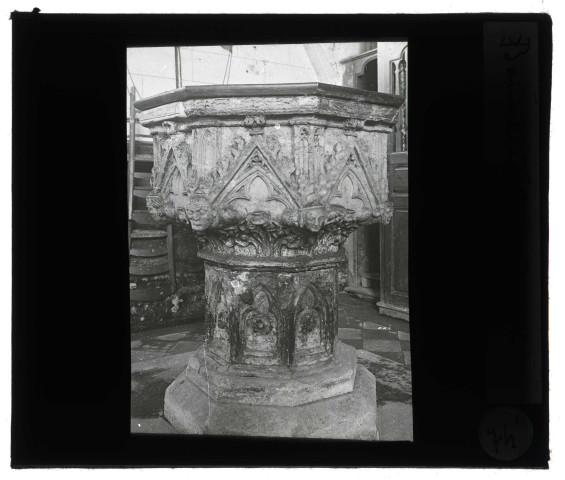 Église de Bonneville-Aptot (Eure), fonts baptismaux.
