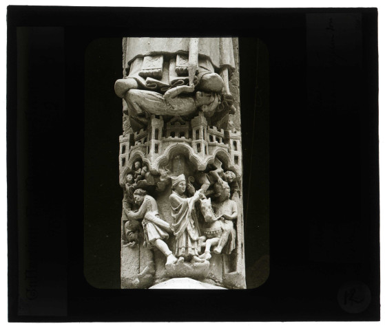 Cathédrale Notre-Dame d'Amiens (Somme), portail Saint-Firmin, détail du socle de la statue.