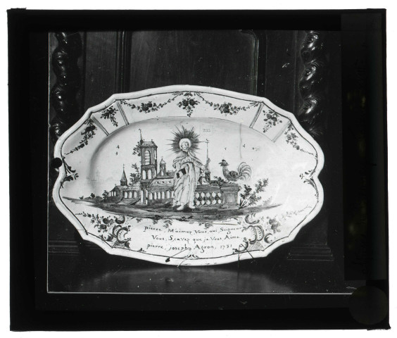 Musée de Bernay (Eure), plat en faïence représentant "Pierre Joseph Agron en 1781".