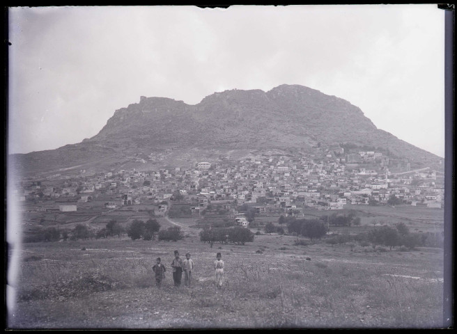 Vue générale du bourg, du catholicossat et de la citadelle de Kozan (Sis) (Turquie) (notice PA).