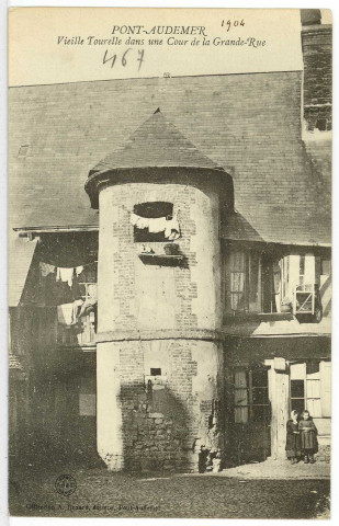 Pont-Audemer. Vieille Tourelle dans une Cour de la Grande-Rue.