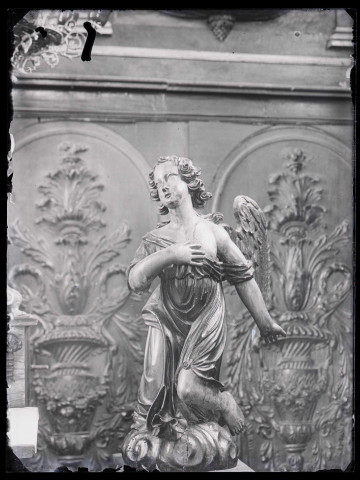 Église de Saint-Aubin-sur-Gaillon (Eure), statue d'un ange adorateur.