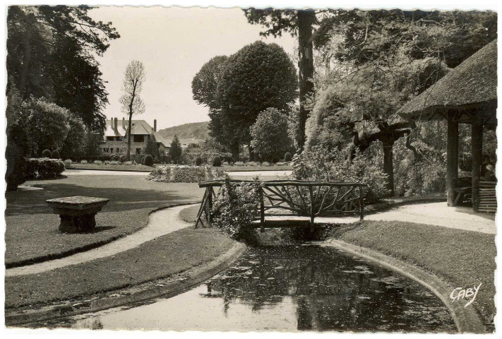 Louviers-Ville. Le jardin public Le pont des soupirs.