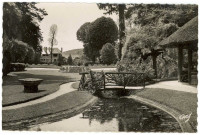 Louviers-Ville. Le jardin public Le pont des soupirs.