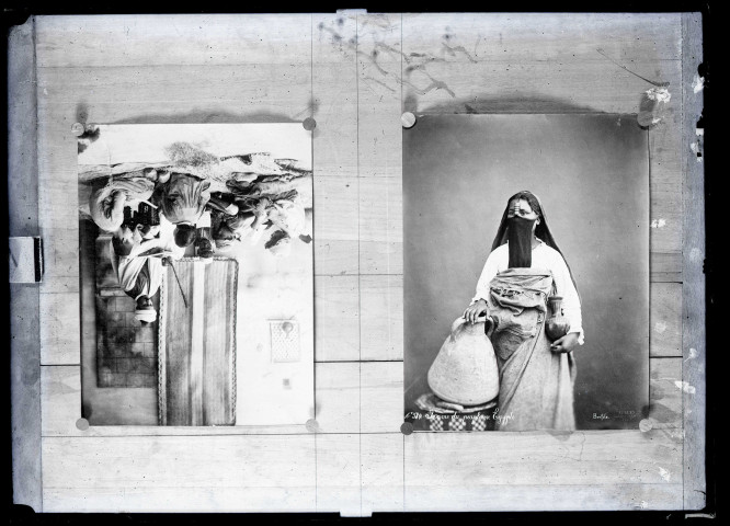 Enfants et leur enseignant à l'école coranique. Photographie de Félix Bonfils légendée « n°584 Femme du peuple en Égypte ».