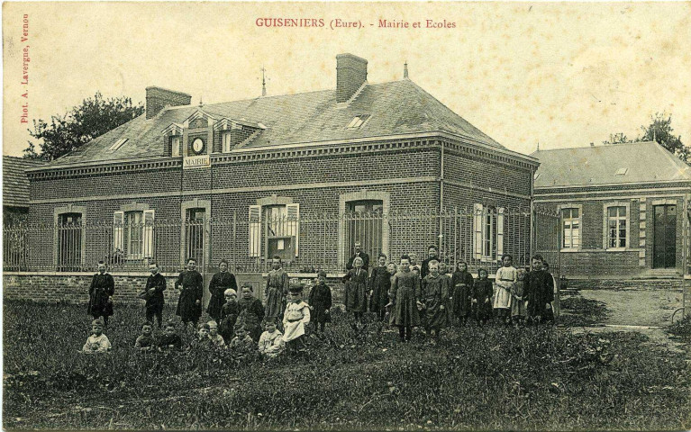 Guiseniers. Mairie et Ecoles.