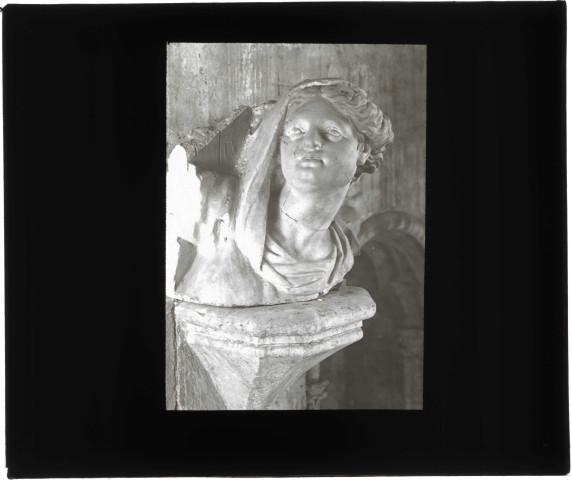 Buste de la statue de la Vierge, fragment du groupe sculpté de "L'Assomption" en plâtre peint, par Marin-Nicolas Jadoulle (XVIIIe siècle), dans l'église Notre-Dame d'Écouis (Eure).