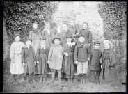 L'abbé Bretocq entouré d'un groupe d'enfants costumés.