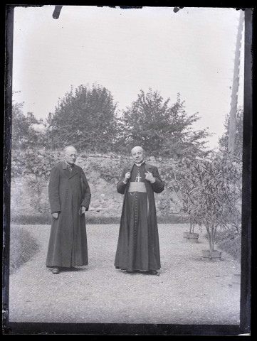 Ecclésiastiques dans un jardin.