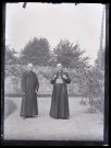 Ecclésiastiques dans un jardin.