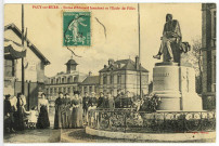 Pacy-sur-Eure. Statue Edouard-Isambard et l'Ecole de Filles.