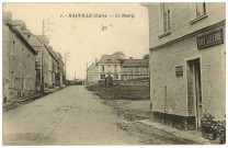 Hauville. Le Bourg.