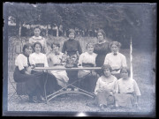 Femmes attablées dans un jardin.