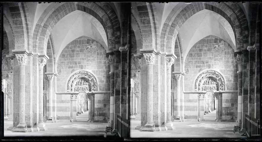 Porte gauche du narthex représentant l'Annonciation de l'église la Madeleine de Vézelay (Yonne).