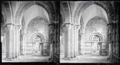 Porte gauche du narthex représentant l'Annonciation de l'église la Madeleine de Vézelay (Yonne).