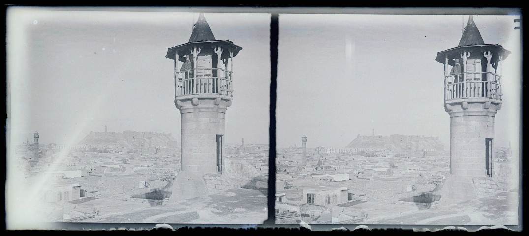 Minaret avec la ville d'Alep à l'arrière-plan.