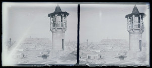 Minaret avec la ville d'Alep à l'arrière-plan.