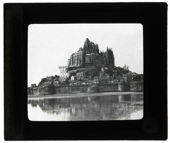 Le Mont-Saint-Michel (Manche), vue générale prise de la digue.