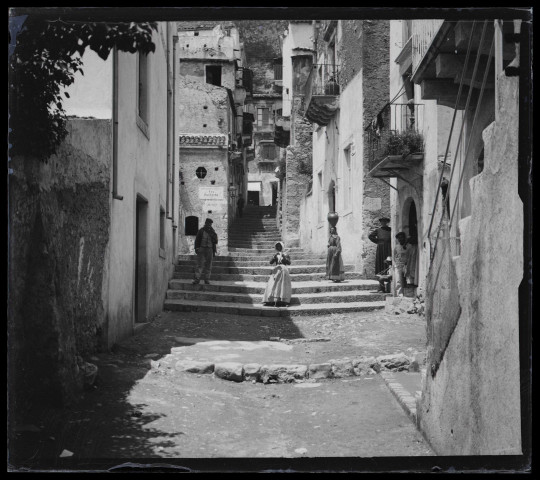Villageois dans la rue Via Bastione en Sicile.
