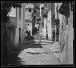Villageois dans la rue Via Bastione en Sicile.