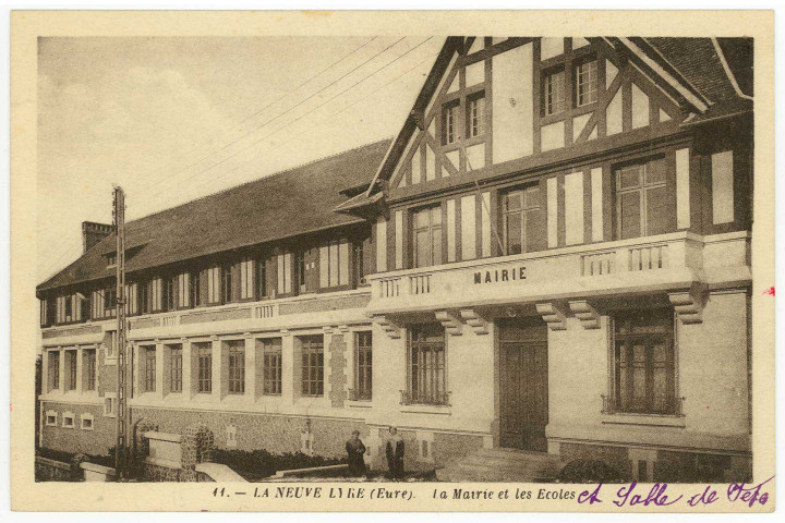 Neuve-Lyre (La). La Mairie et les Ecoles.