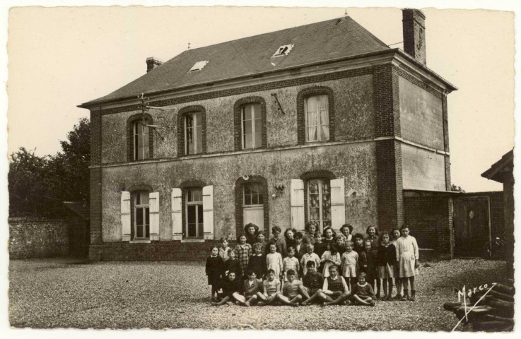 Fontaine-Bellenger. La Mairie et l'Ecole.