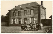 Fontaine-Bellenger. La Mairie et l'Ecole.