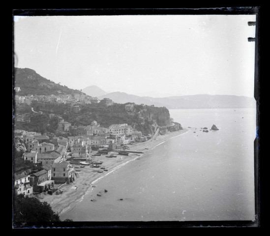 Vue générale d'une ville de bord de mer en Italie.
