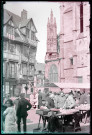 Jour de marché sur la place de la cathédrale Notre-Dame de Caudebec-en-Caux (Seine-Maritime).
