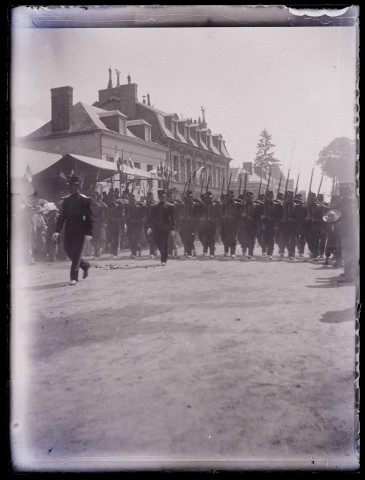 Défilé de troupes militaires.