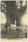 Haye-de-Routot (La). If au Cimetière. 8m80 de circonférence - Statue de Notre-Dame de Lourdes. L'If a été planté il y a environ 1600 ans.