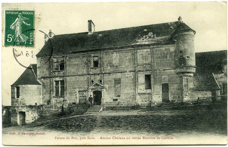 Bus-Saint-Rémy. Ferme du Bus, près Ecos. - Ancien Château où résida Blanche de Castille.