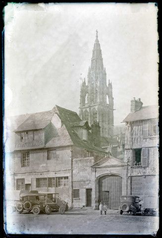 Vue sur la flèche de l'église Notre-Dame de Caudebec-en-Caux (Seine-Maritime).